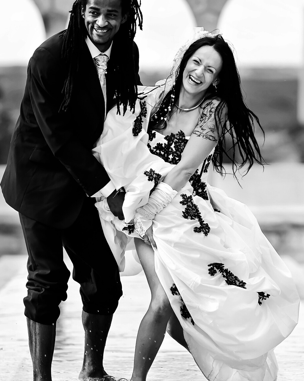 Portrait de mariée en noir et blanc avec bouquet réalisé à Toulouse