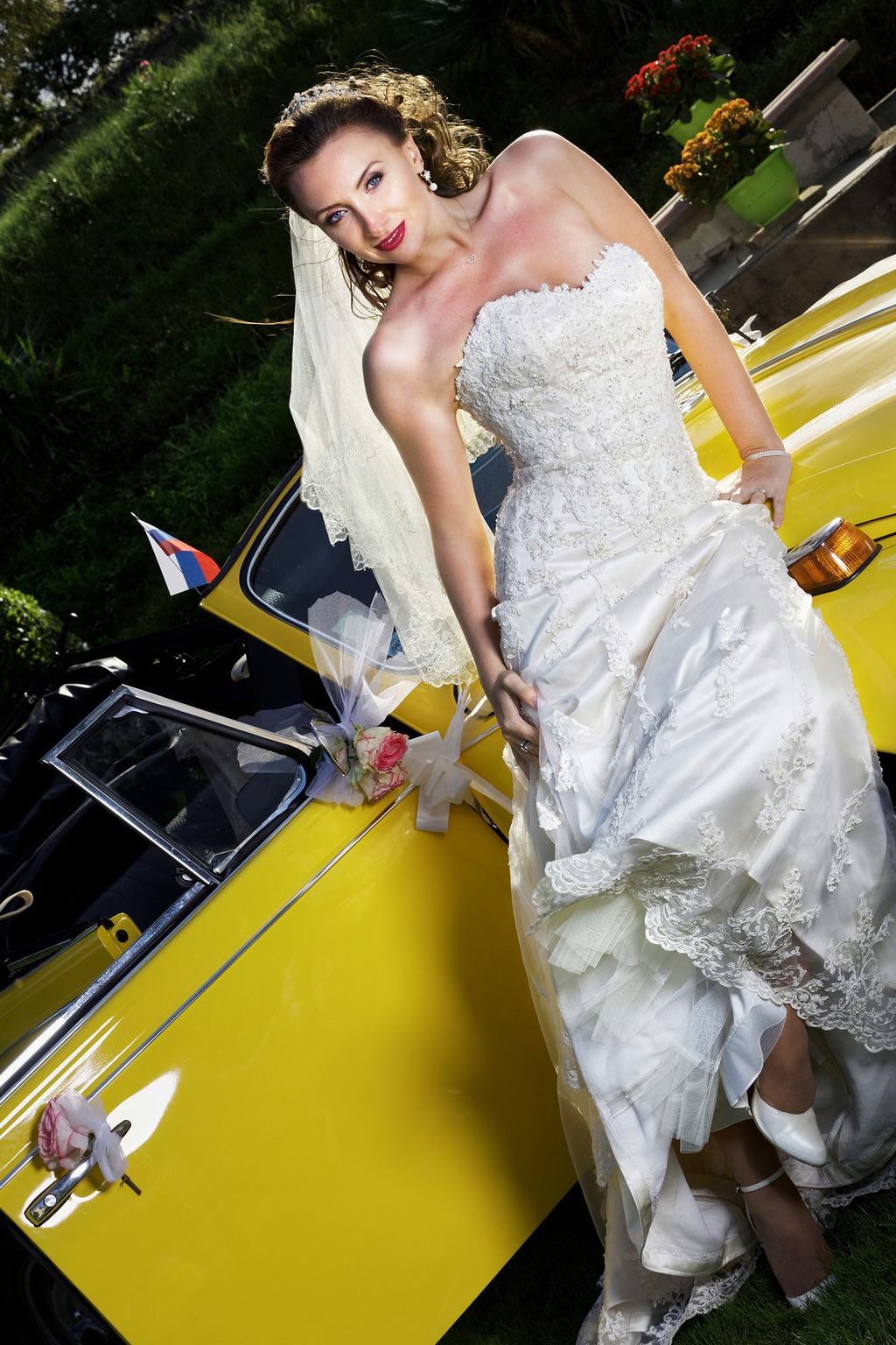 Portrait de mariée avec voiture de collection réalisé en Haute-Garonne