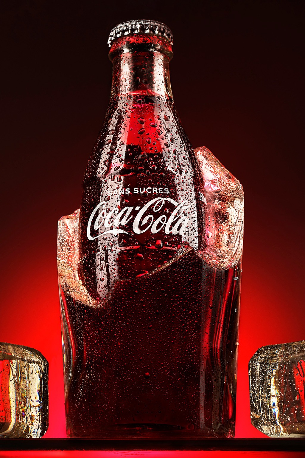 Packshot publicitaire de bouteille de soda sur glace, photographie produit en studio mobile à Toulouse